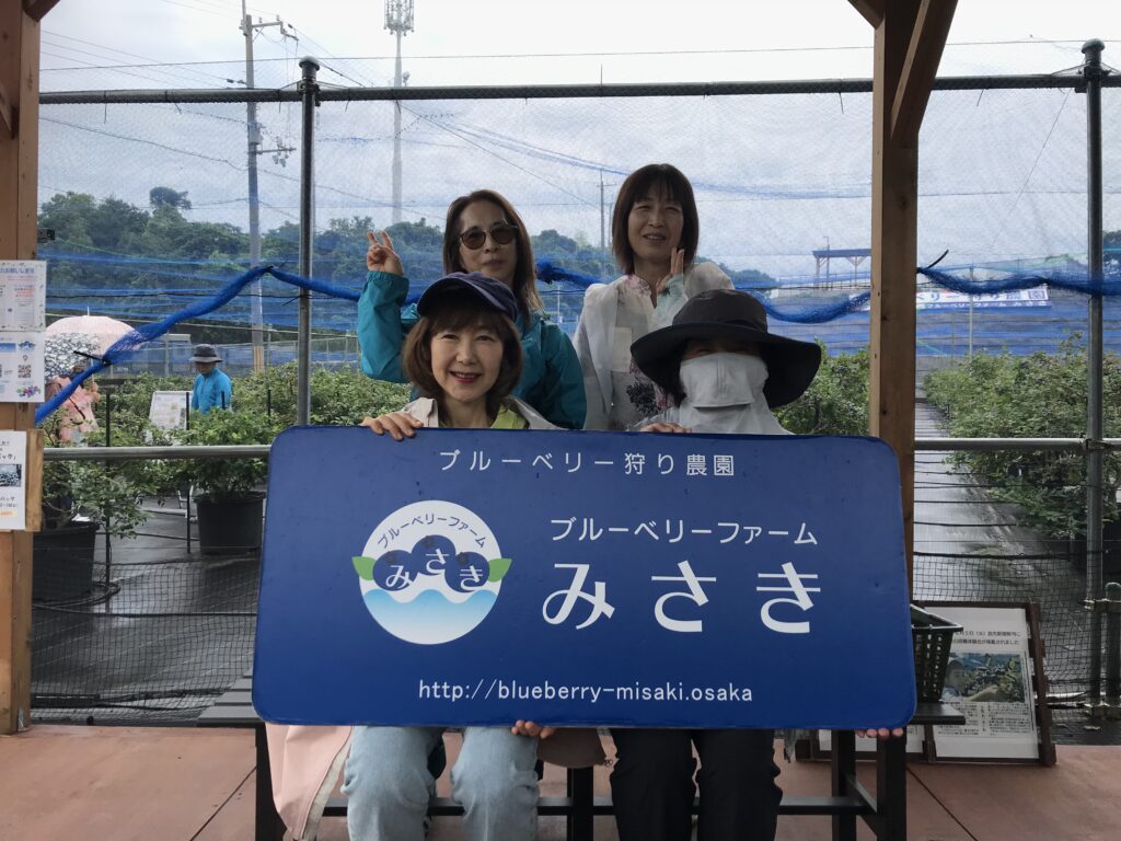 ブルーベリーファームみさきの屋根付きレストスペース