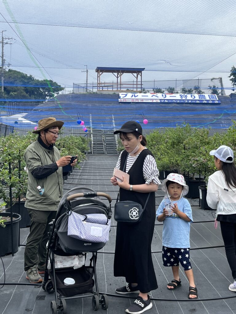 孫と一緒にブルーベリー狩り
