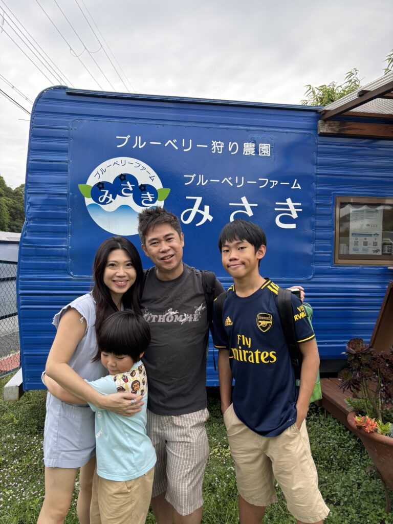 親子でブルーベリー狩り