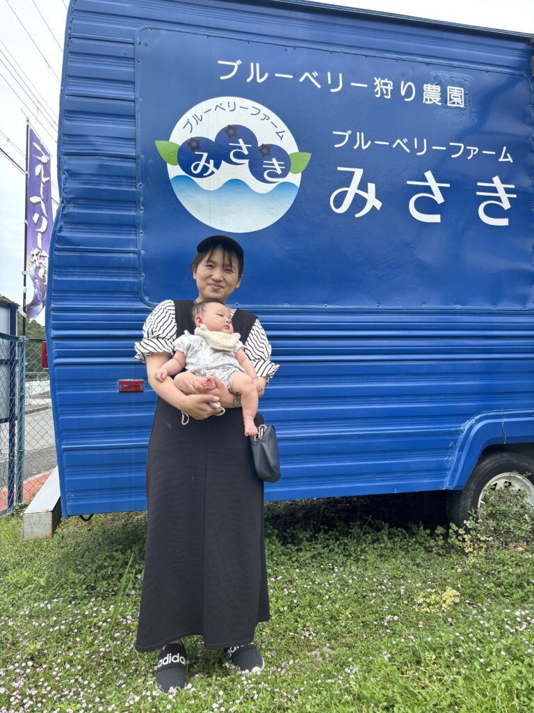 赤ちゃんとブルーベリー狩り