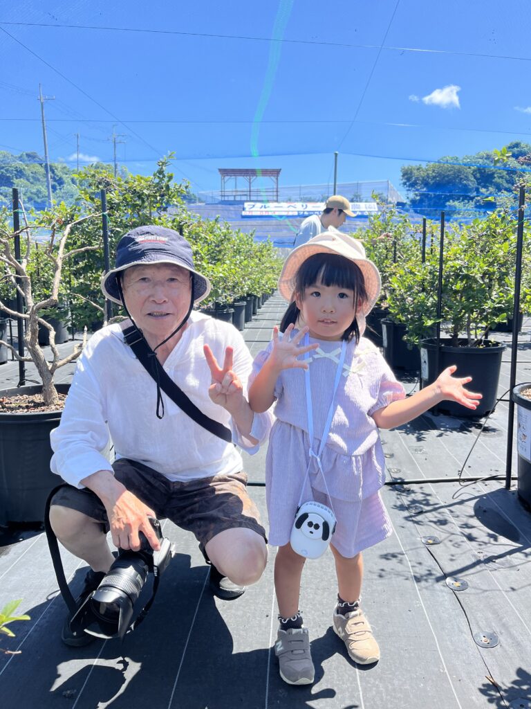 ブルーベリー狩り・ブルーベリーファームみさき・大阪・岬町・孫とおじいちゃん