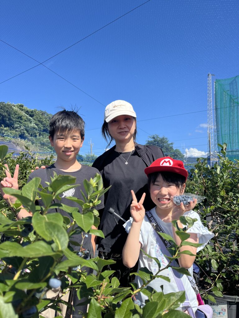 ブルーベリー狩り・ブルーベリーファームみさき・大阪・岬町・笑顔でブルーベリー狩り