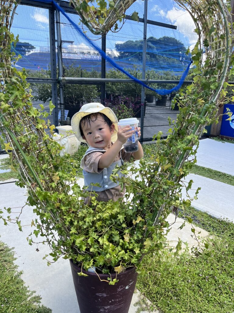 収獲したブルーベリーと一緒に記念撮影