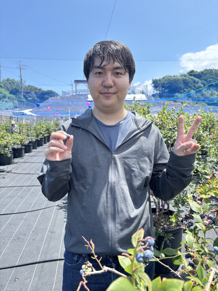 0712ブルーベリーファームみさき来園、ブルーベリーに熱心