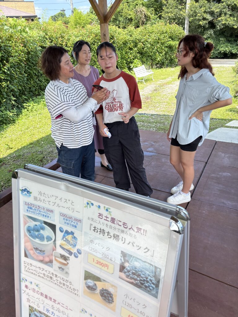 ブルーベリー狩りの細かな説明はスマホで録音しながら発音をマスター