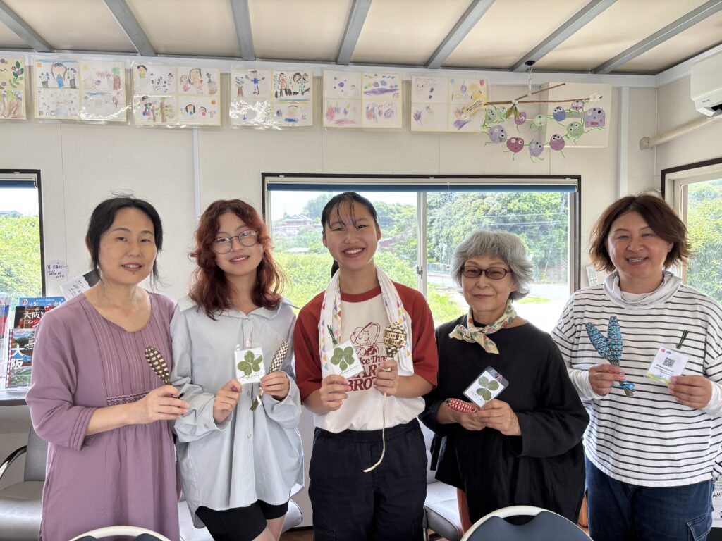 ブルーベリーファームみさきで四葉のクローバーのしおりを作りました