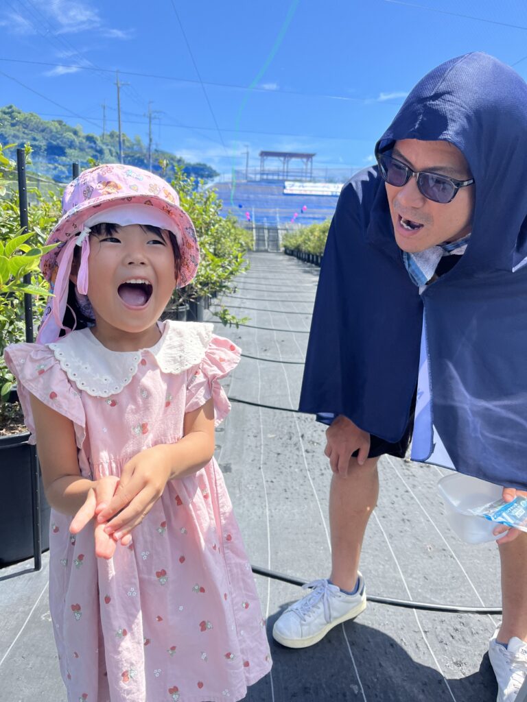 岬町で人気のブルーベリー狩りを楽しむ親子連れ
