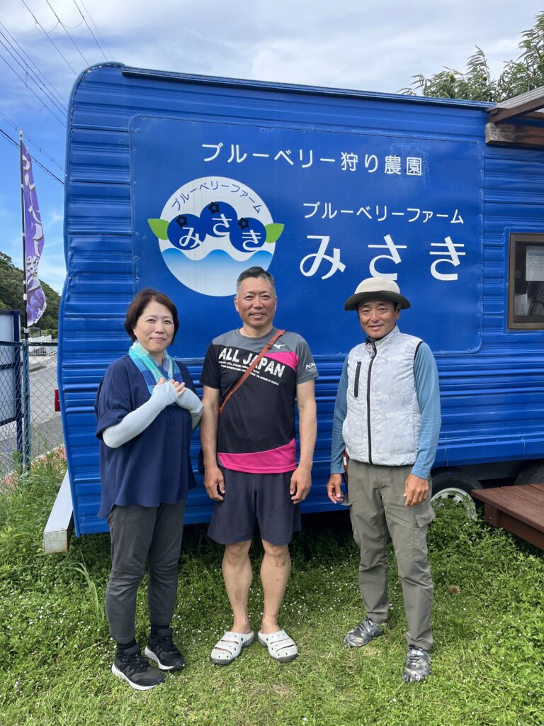 ブルーベリー農園で記念撮影
