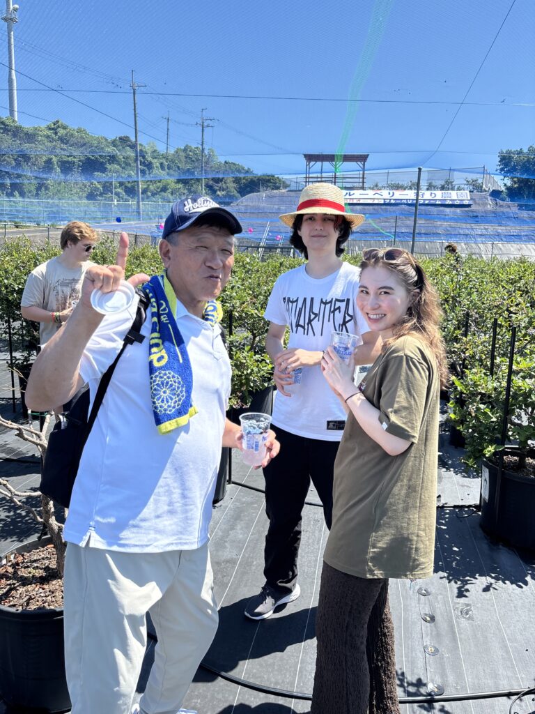 留学生とツアースタッフも一緒にブルーベリー狩り