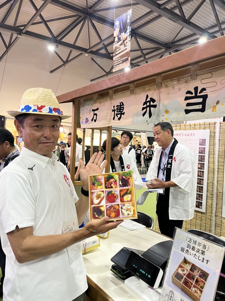 ブルーベリーコンフィチュールが万博弁当に！販売ブースで万博弁当到着待ち