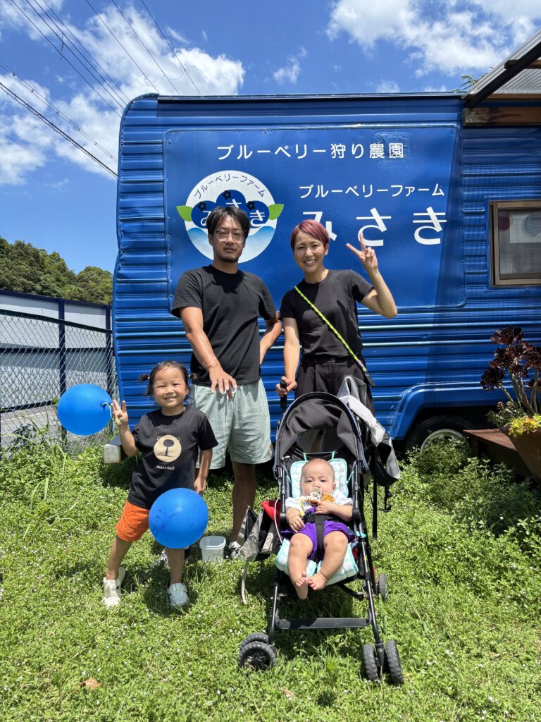 岬町のブルーベリー農園で体験型観光を楽しむファミリー