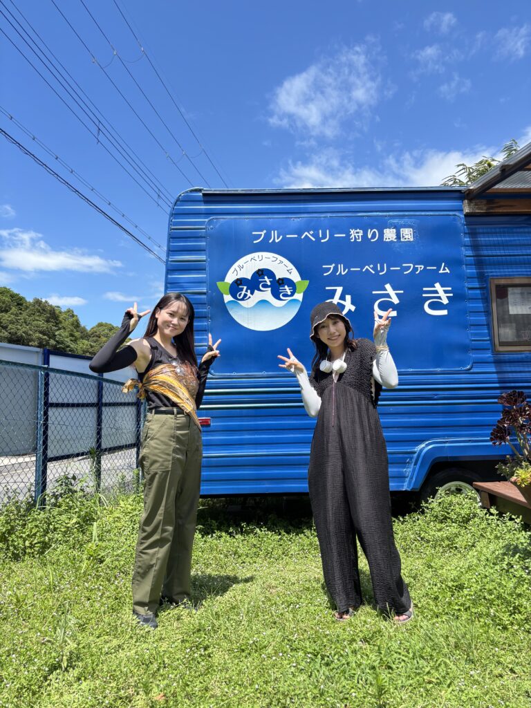 ブルーベリー農園で記念撮影をする女性