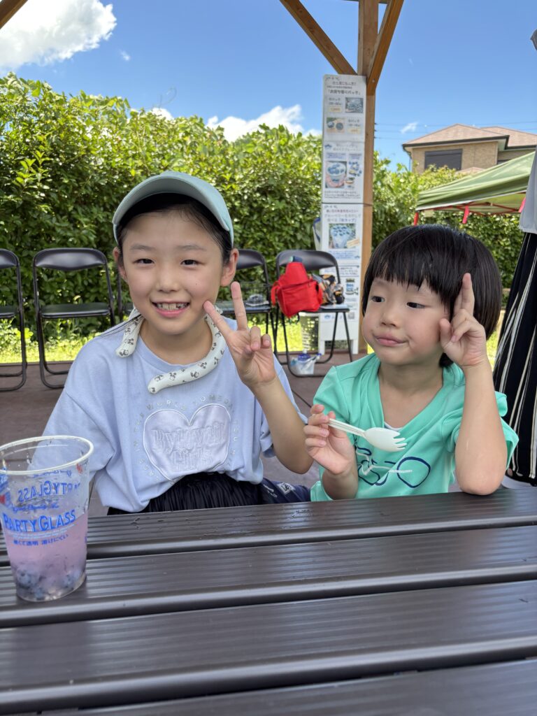 夏休みに大阪でブルーベリー狩りを楽しむ風景
