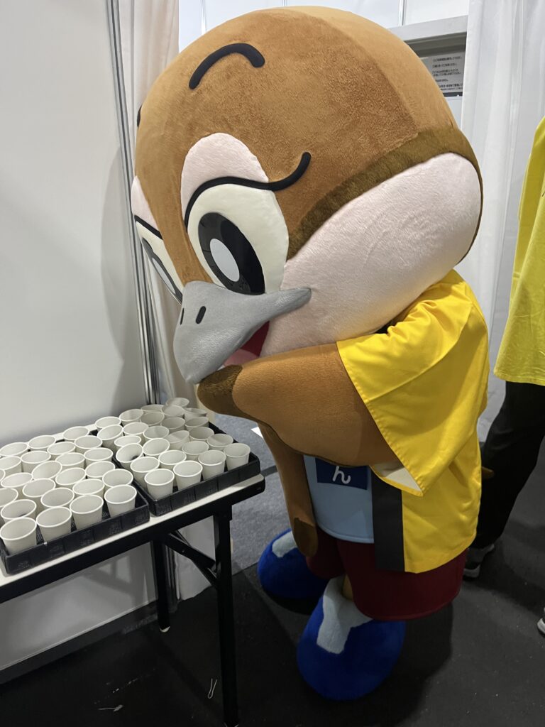 万博のステージショーでブルーベリーファームみさきのブルーベリーをねらう「もずやん」