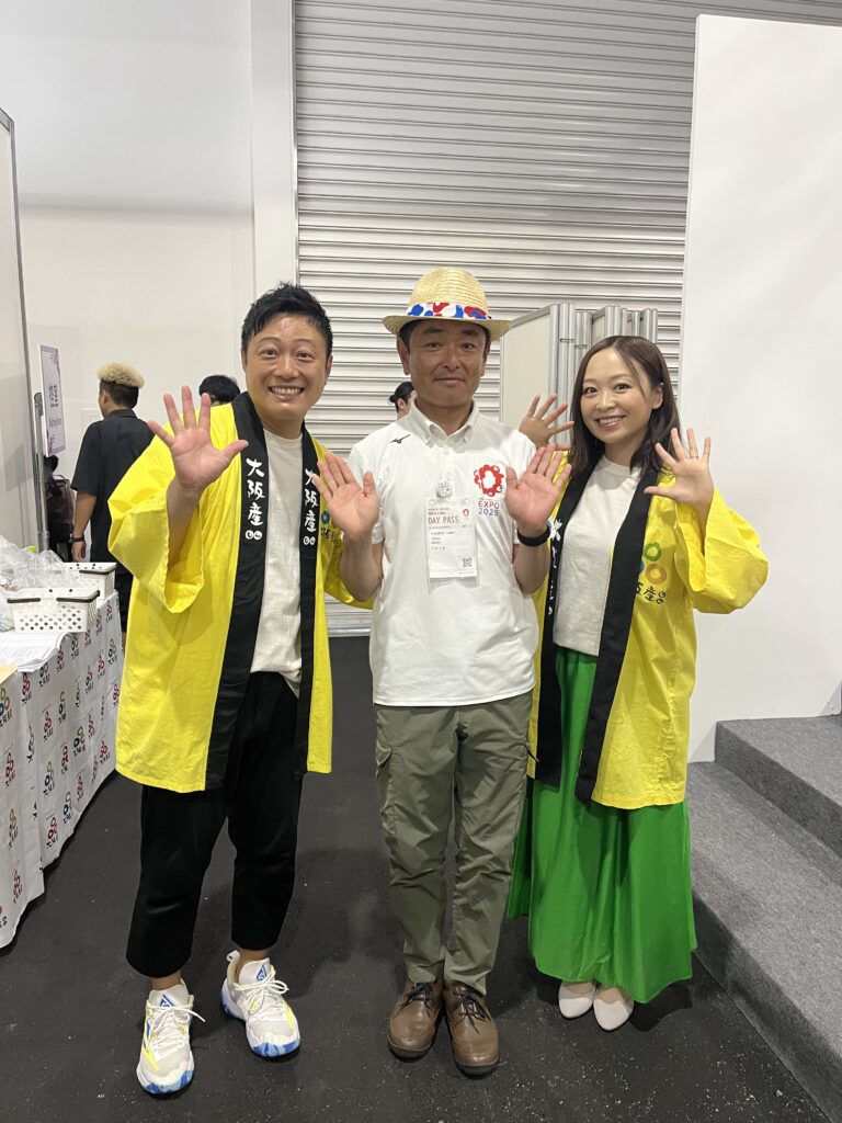万博のステージショーでブルーベリーファームみさきが出演、MCのやのぱんさんと田口さん