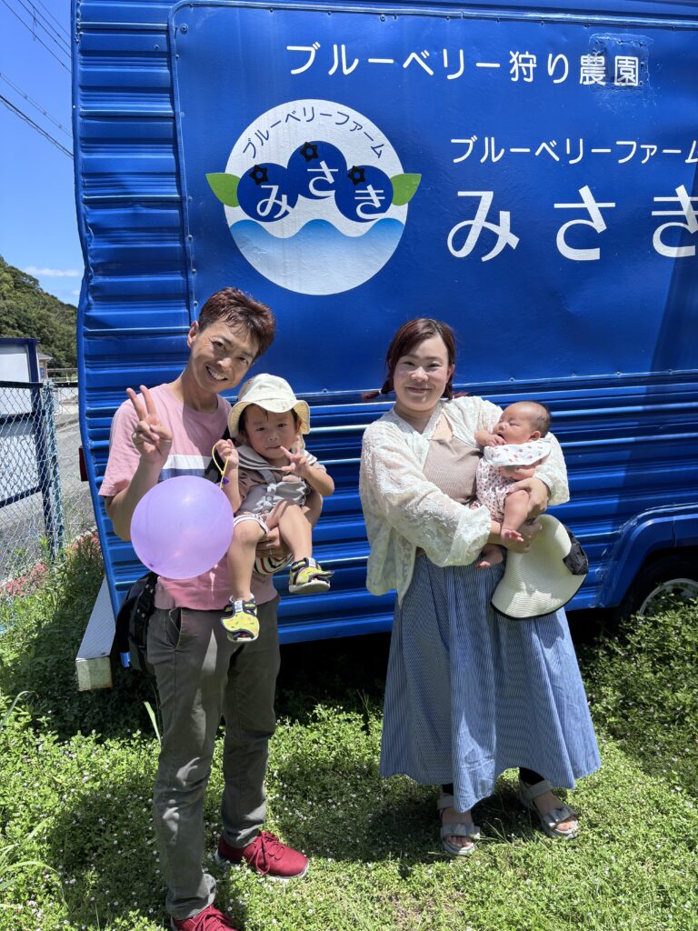 ブルーベリー農園で記念撮影をする観光客