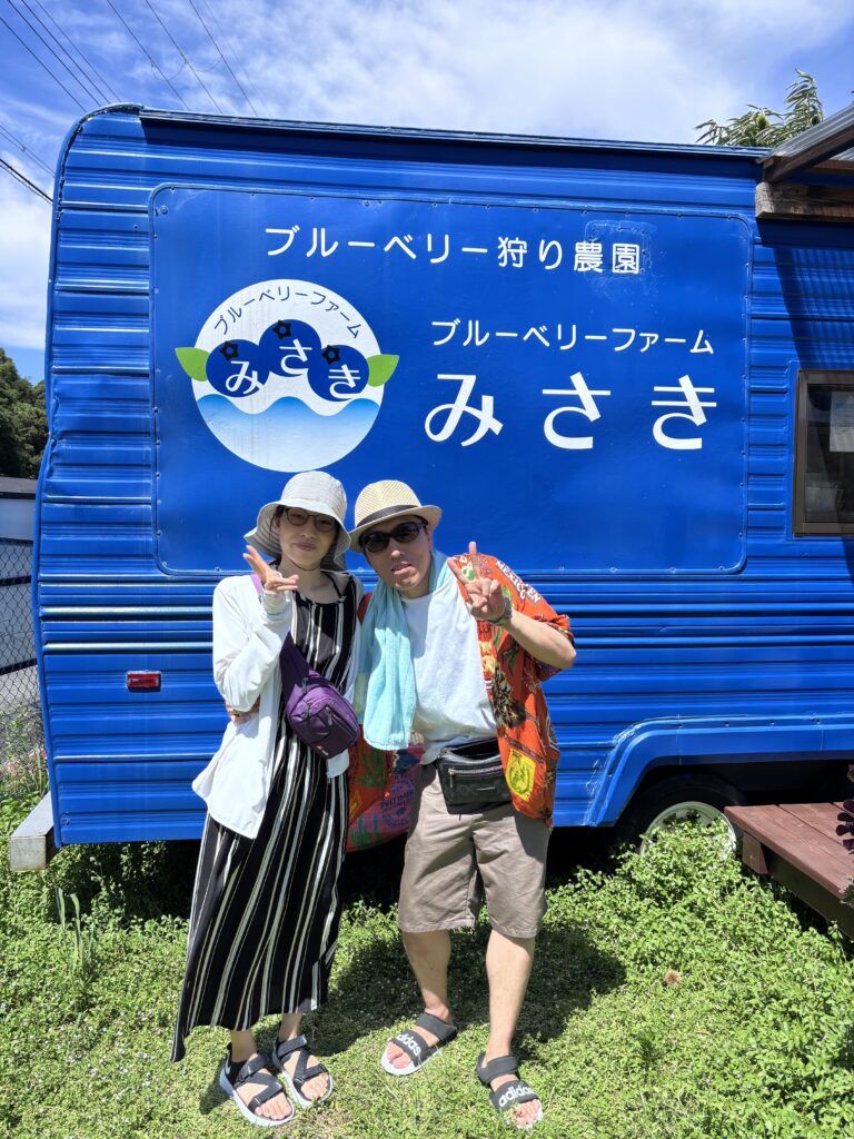 ブルーベリー農園で記念撮影をする来園者