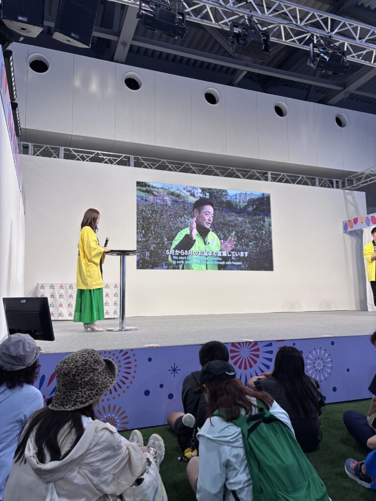 万博のステージショーでブルーベリーファームみさきの動画の上演