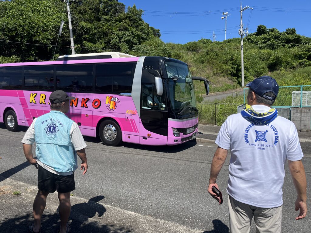 留学生がバスでブルーベリーファームみさきにやってきた